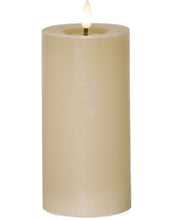 Laden Sie das Bild in den Galerie-Viewer, LED-Echtwachs Stumpenkerze Flamme Flow Pillar 7x17,5cm I Beige
