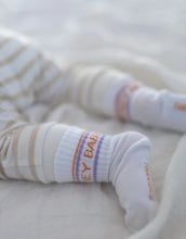 Laden Sie das Bild in den Galerie-Viewer, Socken Hey Baby I Purple/Orange
