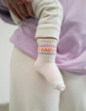 Laden Sie das Bild in den Galerie-Viewer, Socken Hey Baby I Purple/Orange
